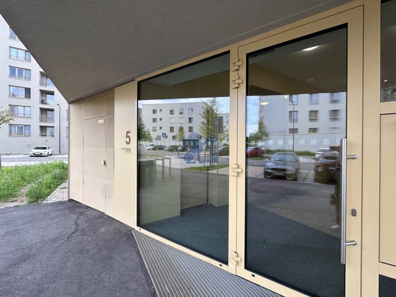 Nový 2-izbový byt na prenájom - Bory - Vchod do bytového domu na Michala Bučiča 5, Bratislava - Devínska Nová Ves, s parkoviskom.