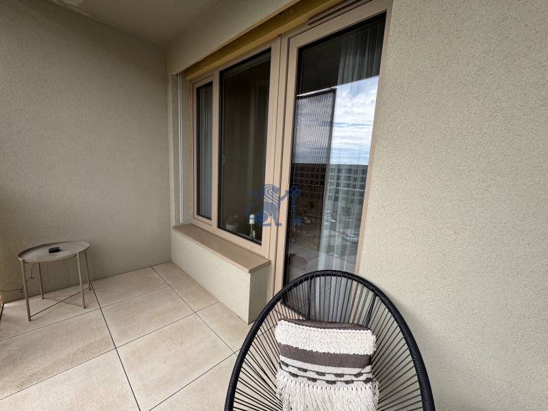 Nový 2-izbový byt na prenájom - Bory - Balkón 2-izbového bytu s keramickou dlažbou a pohodlným posedením.