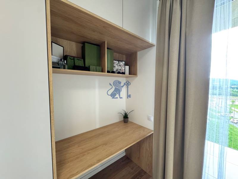 Nový 2-izbový byt na prenájom - Bory - Pracovný kút so závesmi a bielymi poličkami v 2-izbovom byte.