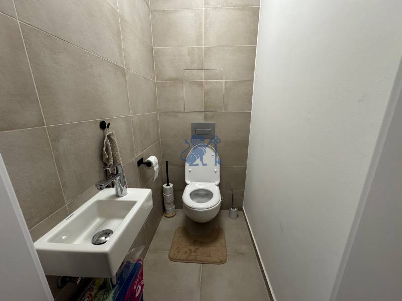 Nový 2-izbový byt na prenájom - Bory - Kúpeľňa so závesným WC a umývadlom v 2-izbovom byte, neutrálne dekorované steny.