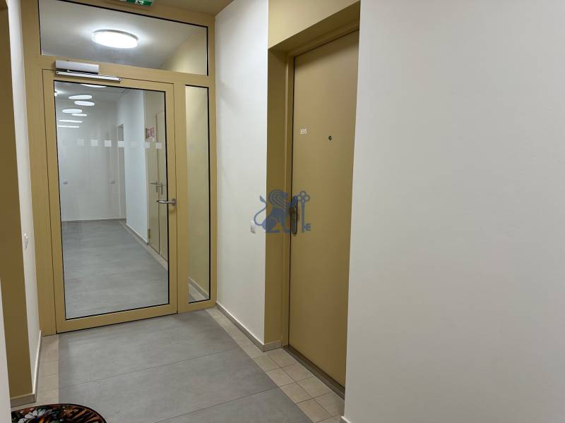 Nový 2-izbový byt na prenájom - Bory - Chodba v budove s dverami a sklenenou priečkou, 2-izbový byt.