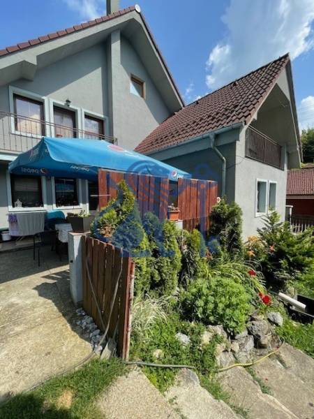 ZNÍŽENÁ cena - viacgeneračný  rodinný dom v Borinke  - Dvojpodlažný dom v Borinke s terasou a záhradou, ideálny pre rodinné bývanie.