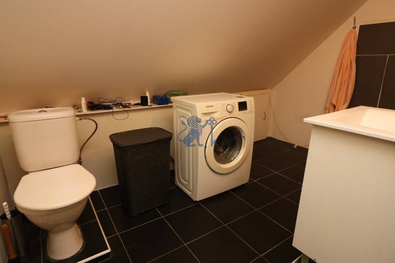 ZNÍŽENÁ cena - viacgeneračný  rodinný dom v Borinke  - Kúpeľňa s práčkou, toaletou a košom, na ulici Borinka, v rodinnom dome.