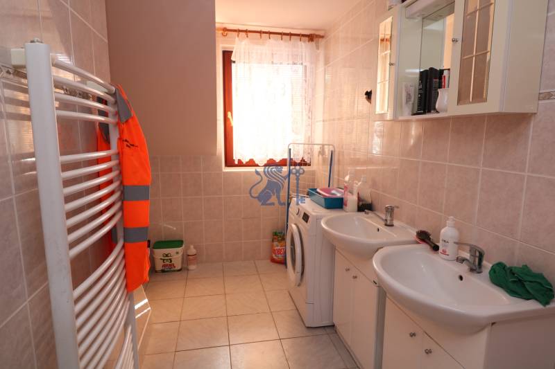 ZNÍŽENÁ cena - viacgeneračný  rodinný dom v Borinke  - Kúpeľňa v rodinnom dome s umývadlami a práčkou na ulici Borinka.