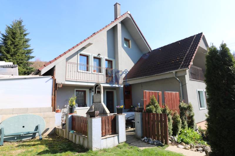 ZNÍŽENÁ cena - viacgeneračný  rodinný dom v Borinke  - Rodinný dom na ulici Borinka, kamenný krb, záhrada, tiché prostredie.