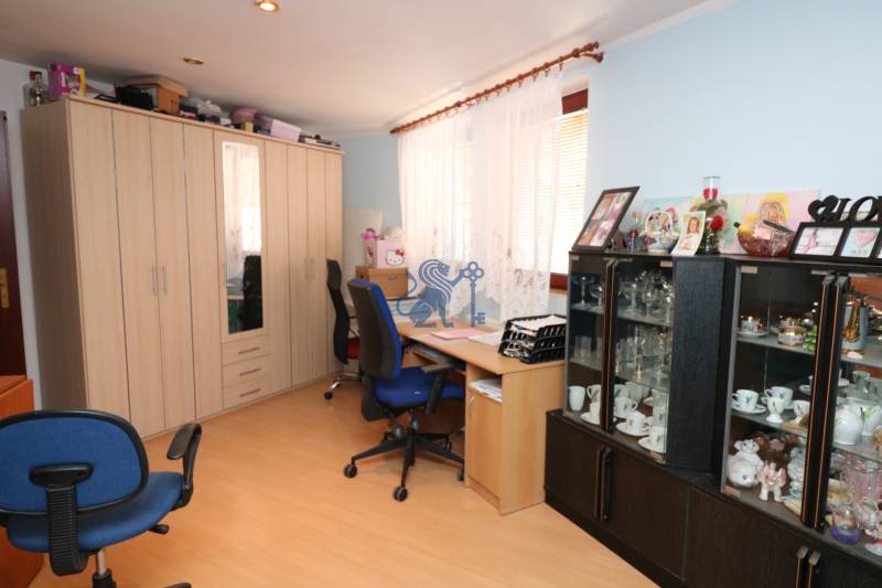 ZNÍŽENÁ cena - viacgeneračný  rodinný dom v Borinke  - Izba s písacím stolom, stoličkami a skriňou, vhodná na ulici Borinka a rodinný dom.