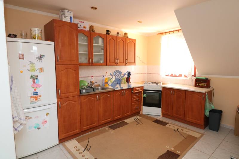 ZNÍŽENÁ cena - viacgeneračný  rodinný dom v Borinke  - Kuchyňa s dreveným nábytkom a spotrebičmi v rodinnom dome, Borinka.