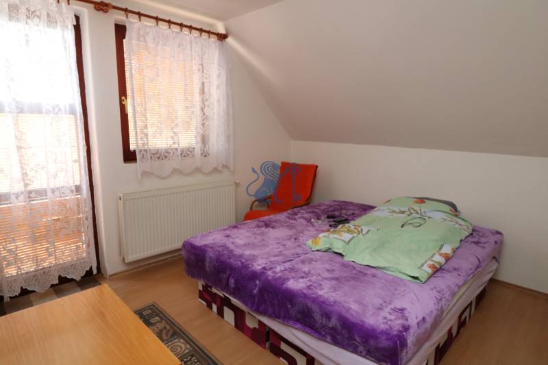 ZNÍŽENÁ cena - viacgeneračný  rodinný dom v Borinke  - Spálňa s purpurovou posteľou, oknom a závesmi na ulici Borinka, rodinne priateľský dom.