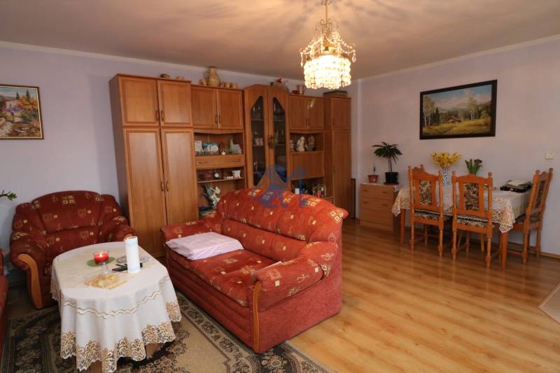 ZNÍŽENÁ cena - viacgeneračný  rodinný dom v Borinke  - Obývacia izba s oranžovým nábytkom, lustrom a dekoráciami, na ulici Borinka. Rodinný dom.