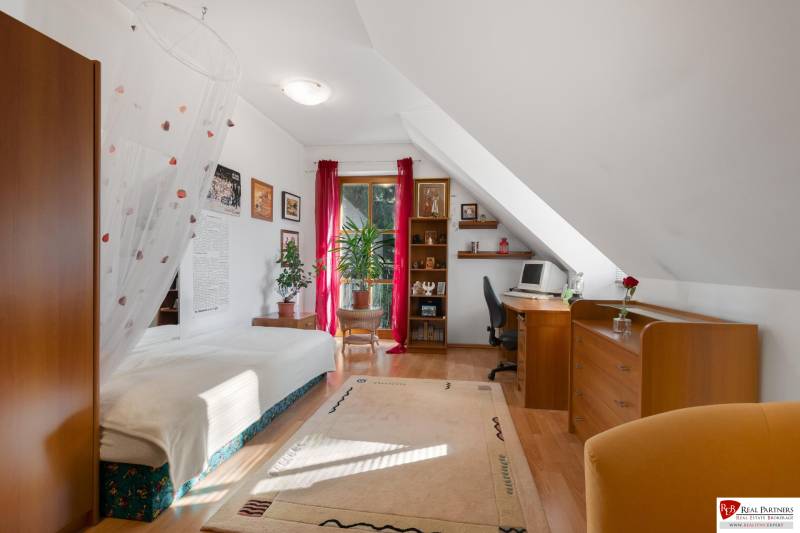 Predaj luxusná 5 izbová Vila,440 m2,pozemok 1061m2,garáž,bazén. - Svetlá izba vo vile na ulici Hrušovská, s posteľou, stolíkom a počítačom.