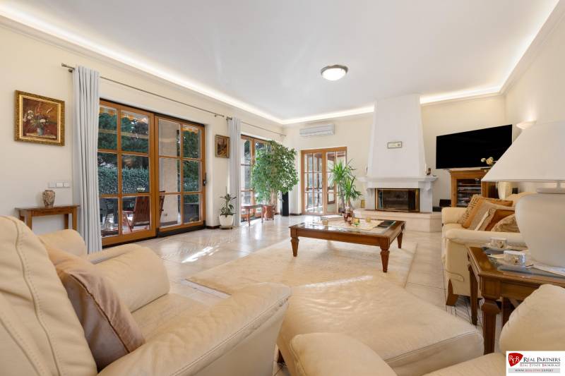 Predaj luxusná 5 izbová Vila,440 m2,pozemok 1061m2,garáž,bazén. - Svetlá obývacia izba na ulici Hrušovská, Vila s krbom, moderným nábytkom a oknami.