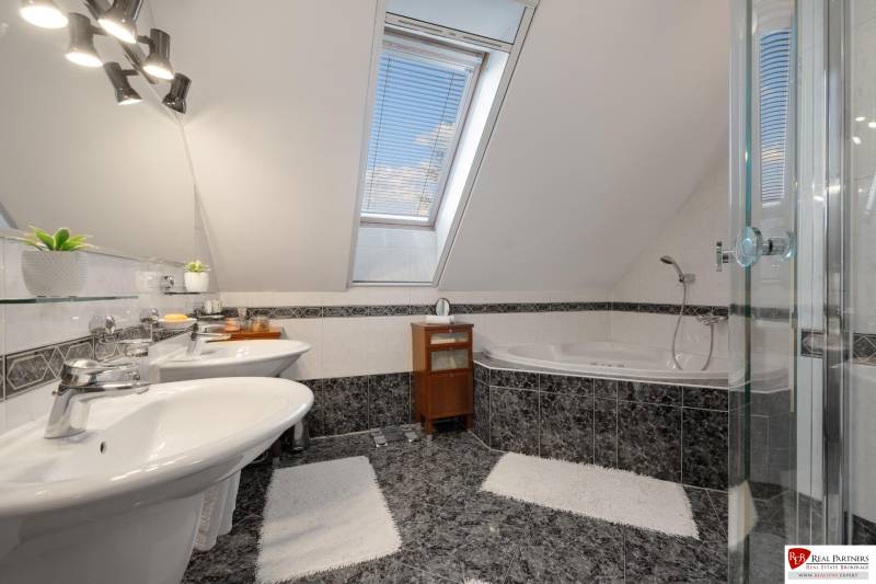 Predaj luxusná 5 izbová Vila,440 m2,pozemok 1061m2,garáž,bazén. - Luxusná kúpeľňa s pracovnou doskou na ulici Hrušovská a Vila s vaňou a sprchou.