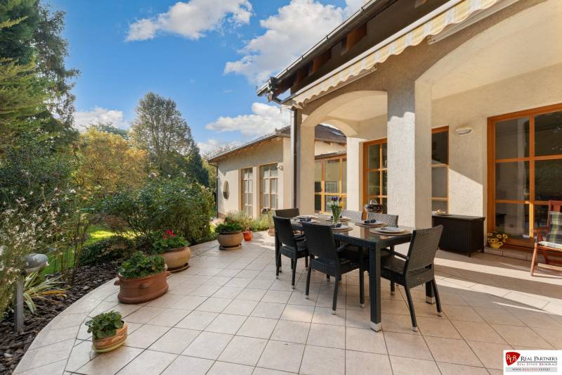 Predaj luxusná 5 izbová Vila,440 m2,pozemok 1061m2,garáž,bazén. - Terasa vily na Hrušovskej s posedením obklopená zeleňou, ideálna pre relax.