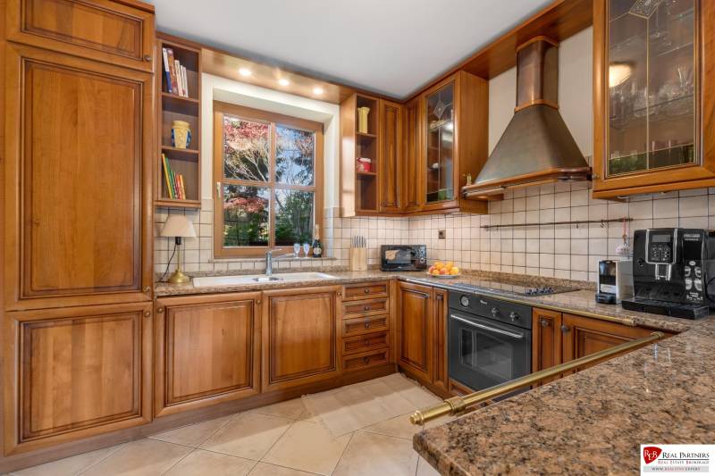 Predaj luxusná 5 izbová Vila,440 m2,pozemok 1061m2,garáž,bazén. - Kuchyňa na ulici Hrušovská vo vile je vybavená drevenými skriňami a spotrebičmi.