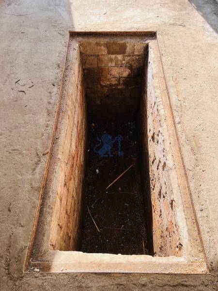 Ponúkame na prenájom Garáž na Skalickej ul. Nové Mesto - Obdĺžniková jama v garážach s tehlovými stenami a holou cementovou podlahou.