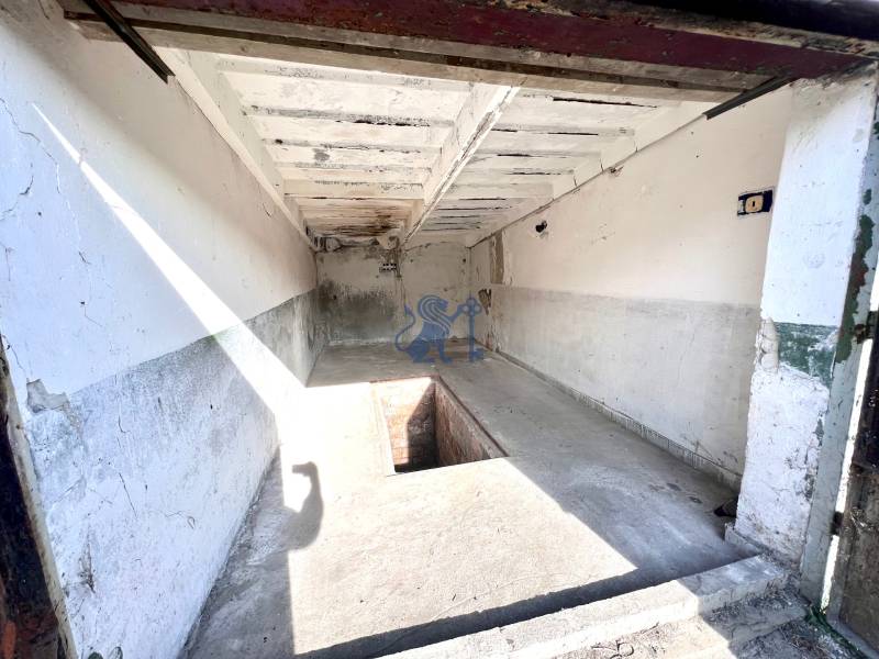 Ponúkame na prenájom Garáž na Skalickej ul. Nové Mesto - Garáž na Skalickej ceste v Bratislave - Novom Meste so servisnou jamou a poškodenými stenami.