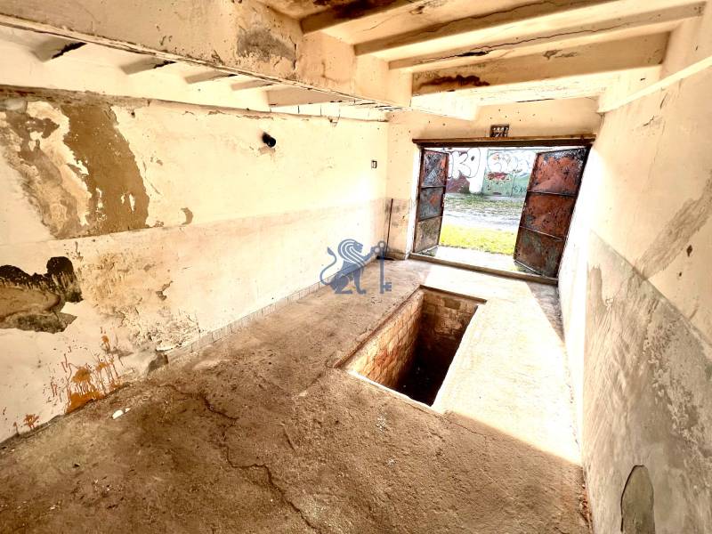 Ponúkame na prenájom Garáž na Skalickej ul. Nové Mesto - Opustená garáž na Skalickej ceste v Bratislave s opravnou jamou.