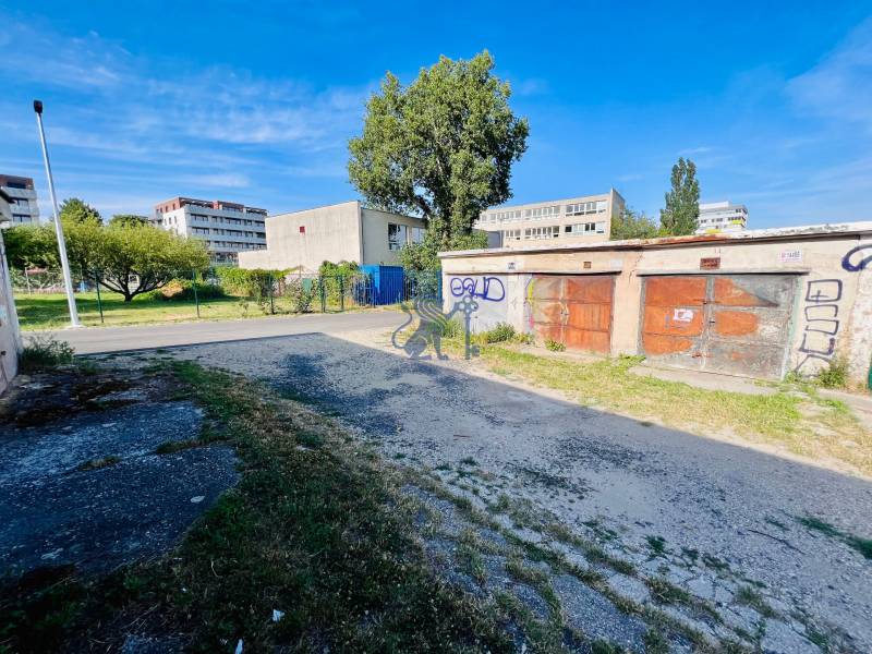 Ponúkame na prenájom Garáž na Skalickej ul. Nové Mesto - Skalická cesta, Bratislava - Nové Mesto, ukazuje garáže s graffiti a okolité budovy.