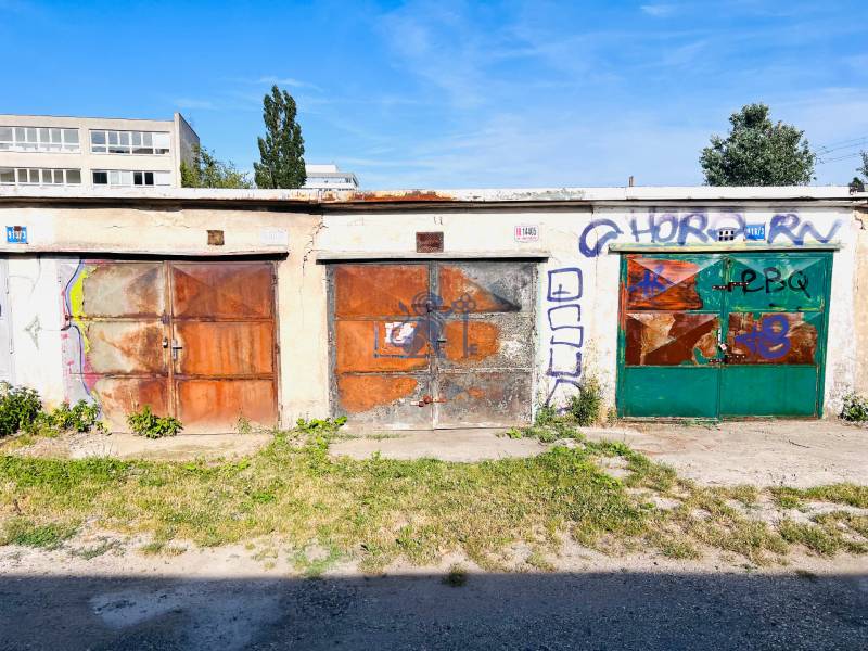 Ponúkame na prenájom Garáž na Skalickej ul. Nové Mesto - Staré garáže popísané graffiti na Skalickej ceste v Bratislave - Novom Meste.