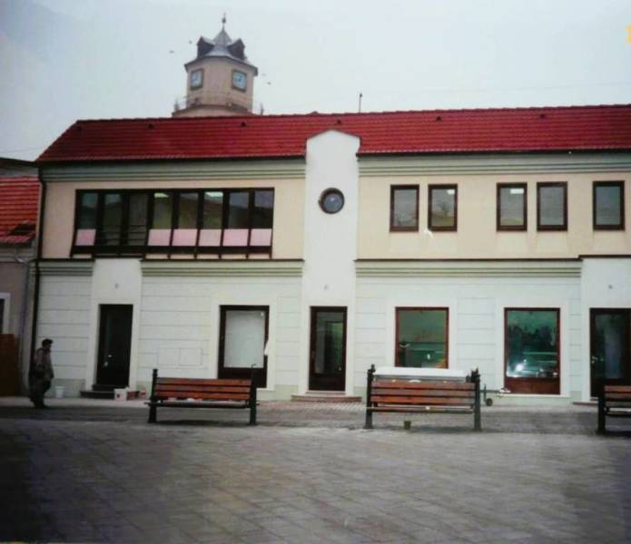 OBCHODNÝ PRIESTOR V CENTRE TRENČÍNA, 25 m2, poschodie - Obchodné priestory na Štúrovom námestí v Trenčíne s vežou v pozadí.