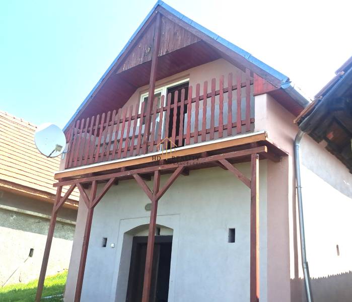 Predaj chaty a chalupy, Levice - Chata v Hontianskych Trsťanoch s dreveným balkónom a satelitnou anténou.