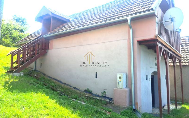 Predaj chaty a chalupy, Levice - Chata v Hontianskych Trsťanoch s vonkajším schodiskom, trávnikom a satelitnou parabolou.