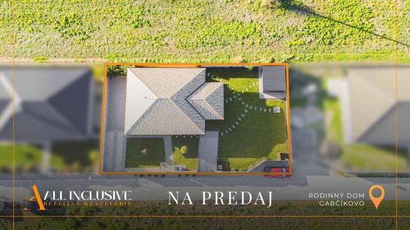 NA PREDAJ MODERNÝ 3-IZB. RD TYPU BUNGALOV V GABČÍKOVE - Rodinný dom v Gabčíkove, pohľad zhora na strechu a zelenú záhradu.