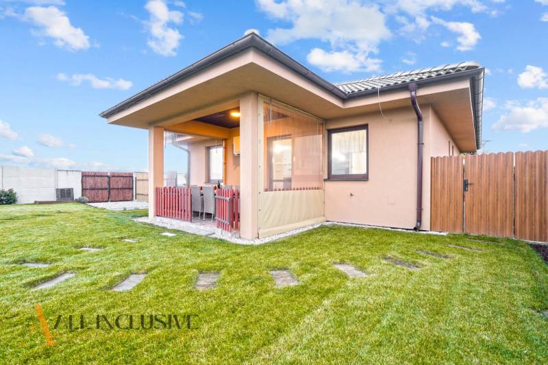 NA PREDAJ MODERNÝ 3-IZB. RD TYPU BUNGALOV V GABČÍKOVE - Rodinný dom v Gabčíkove so záhradou a vonkajším posedením na terase.