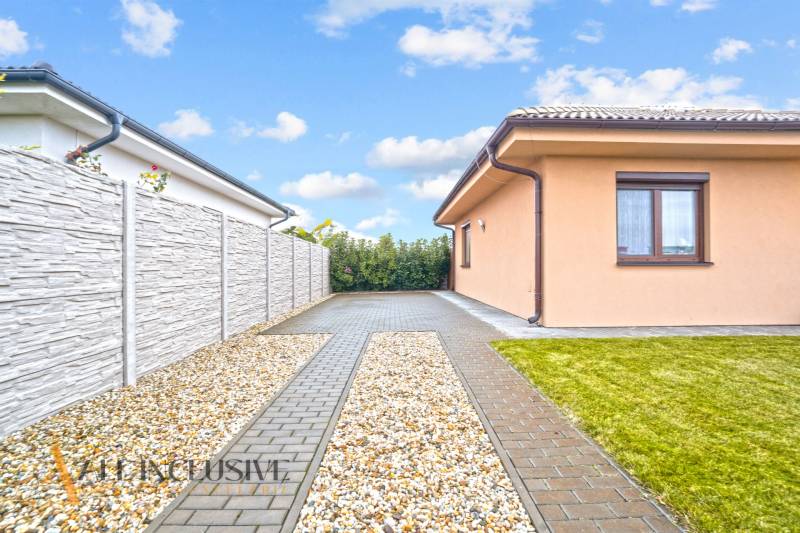 NA PREDAJ MODERNÝ 3-IZB. RD TYPU BUNGALOV V GABČÍKOVE - Rodinný dom v Gabčíkove so spevnenou príjazdovou cestou, kamenným plôtom a udržiavaným trávnikom.