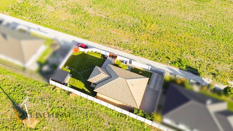 NA PREDAJ MODERNÝ 3-IZB. RD TYPU BUNGALOV V GABČÍKOVE - Rodinný dom v Gabčíkove s upravenou záhradou, parkovacím miestom a terasou.