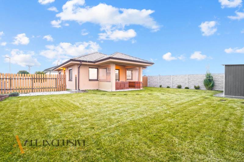 NA PREDAJ MODERNÝ 3-IZB. RD TYPU BUNGALOV V GABČÍKOVE - Rodinný dom v Gabčíkove s veľkou záhradou, trávnikom a oplotením.