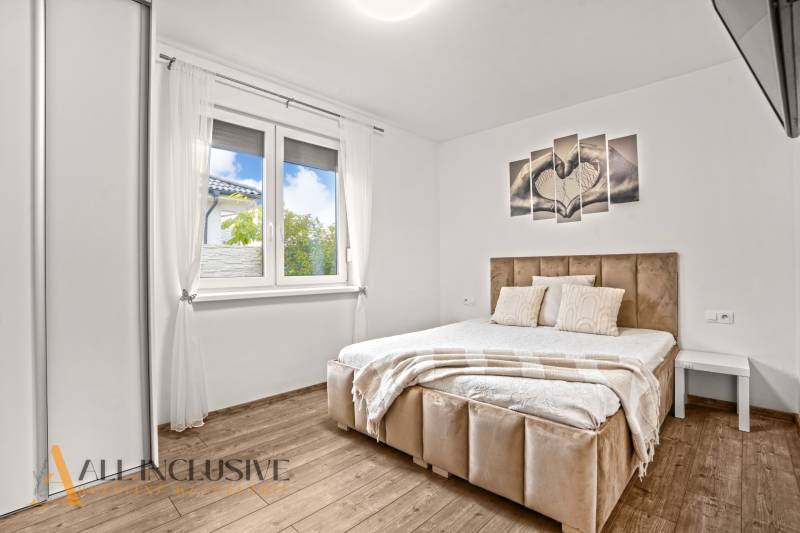 NA PREDAJ MODERNÝ 3-IZB. RD TYPU BUNGALOV V GABČÍKOVE - Spálňa so svetlým posteľným rámom, podlahou s dreveným dekorom a nástenným obrazom v rodinnom dome.