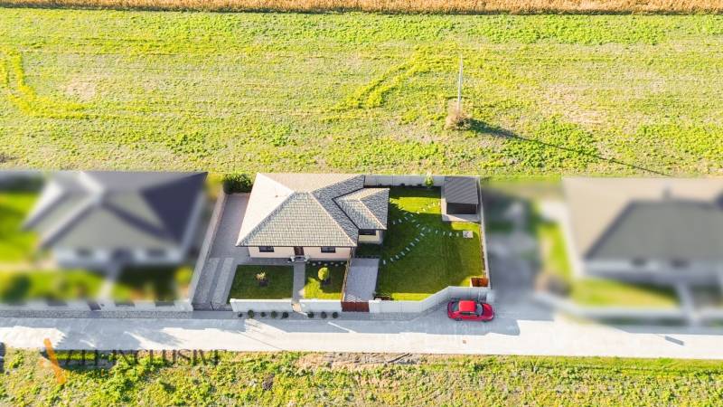 NA PREDAJ MODERNÝ 3-IZB. RD TYPU BUNGALOV V GABČÍKOVE - Rodinný dom v Gabčíkove s dvorom, garážou a upravenou záhradou.