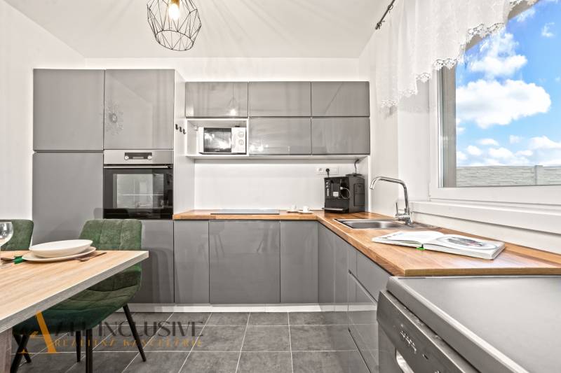 NA PREDAJ MODERNÝ 3-IZB. RD TYPU BUNGALOV V GABČÍKOVE - Kuchyňa s sivou linkou, vstavanou rúrou a mikrovlnkou v rodinnom dome.