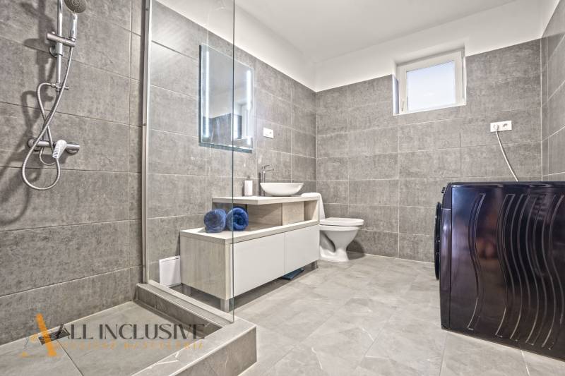 NA PREDAJ MODERNÝ 3-IZB. RD TYPU BUNGALOV V GABČÍKOVE - Kúpeľňa v rodinnom dome s dlaždicami, sprchou, práčkou a umývadlom.