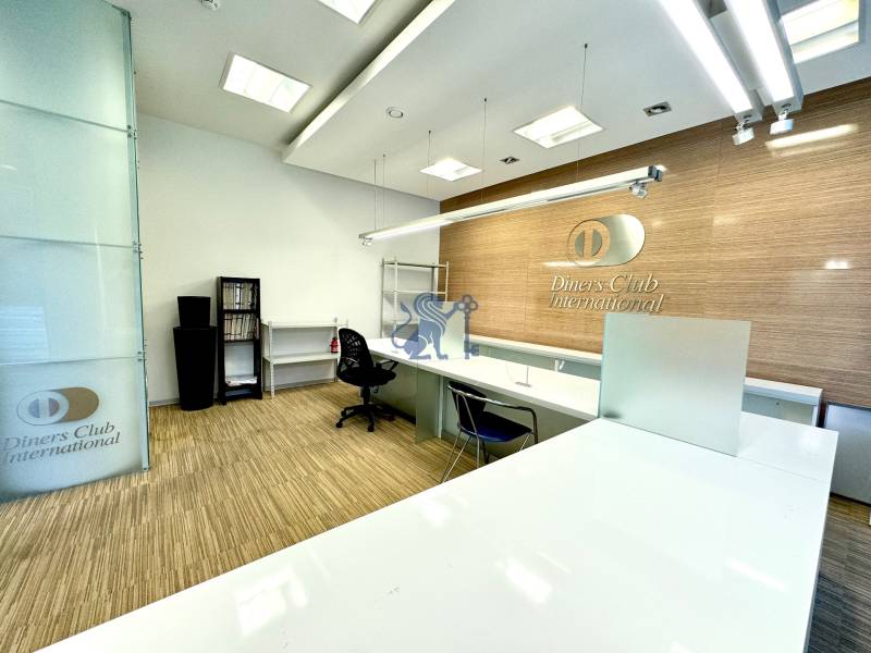 Obchodno- kancelársky priestor s výkladom na Nám. slobody - Kancelária Diners Club International s pracovnými stolmi a vybavením, Námestie slobody, obchodné priestory.