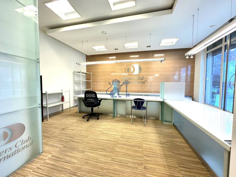 Obchodno- kancelársky priestor s výkladom na Nám. slobody - Moderné obchodné priestory na Námestí slobody, svetlý interiér a stolový priestor.