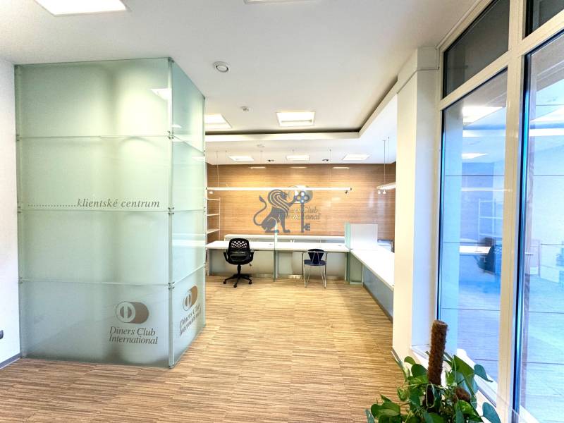 Obchodno- kancelársky priestor s výkladom na Nám. slobody - Klientske centrum s čistým interiérom, drevenými podlahami na ulici Námestie slobody.
