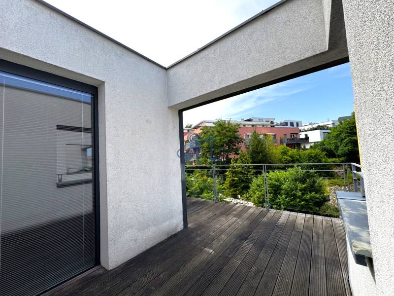 Na prenájom veľký 2- izb. byt na začiatku Koliby s terasou a wellness - Terasa s presklením a výhľadom na zeleň v 2-izbovom byte na Tupého, Bratislava.