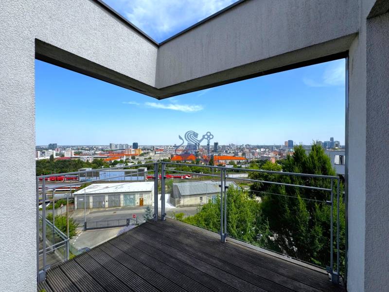 Na prenájom veľký 2- izb. byt na začiatku Koliby s terasou a wellness - Výhľad z balkóna 2-izbového bytu na Tupého ulici v Bratislave - Novom Meste.