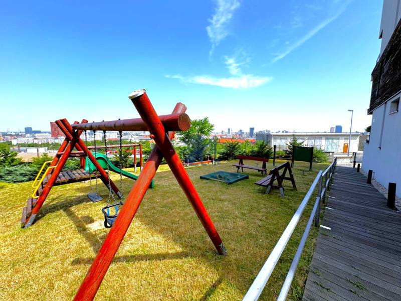 Na prenájom veľký 2- izb. byt na začiatku Koliby s terasou a wellness - Detské ihrisko s hojdačkami a výhľadom na mesto v Bratislave - Novom Meste, Tupého.