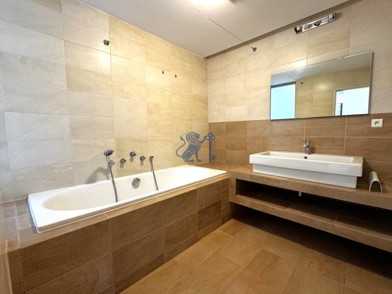 Na prenájom veľký 2- izb. byt na začiatku Koliby s terasou a wellness - Kúpeľňa v 2-izbovom byte s vaňou, umývadlom a zrkadlom v neutrálnej farebnej schéme.