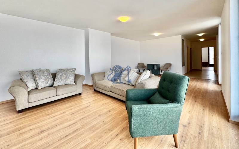 Na prenájom veľký 2- izb. byt na začiatku Koliby s terasou a wellness - Obývacia izba v 2-izbovom byte s pohodlnými sedačkami a lounge kreslom.