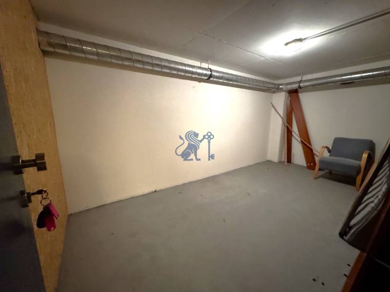 Na prenájom veľký 2- izb. byt na začiatku Koliby s terasou a wellness - Prázdna miestnosť s kreslom a ventiláciou v 2-izbovom byte.