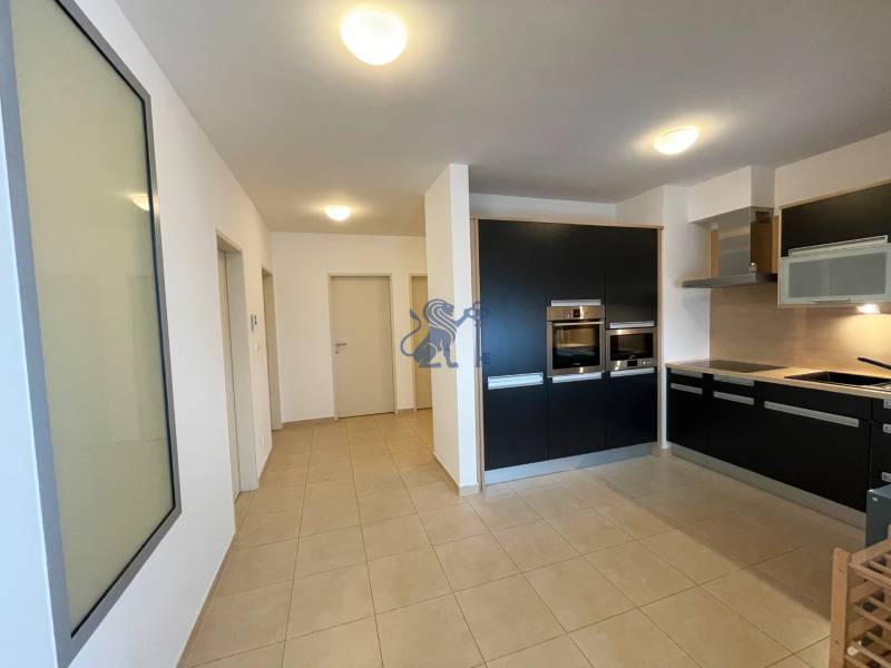 Na prenájom veľký 2- izb. byt na začiatku Koliby s terasou a wellness - Kuchyňa v 2-izbovom byte na ulici Tupého, s modernými spotrebičmi a čistým dizajnom.