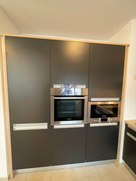 Na prenájom veľký 2- izb. byt na začiatku Koliby s terasou a wellness - Vstavaná kuchynská stena s rúrou na pečenie na ulici Tupého v 2-izbovom byte.