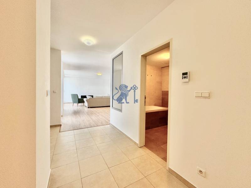 Na prenájom veľký 2- izb. byt na začiatku Koliby s terasou a wellness - Interiér 2-izbového bytu s pohľadom na svetlú obývaciu izbu a kúpeľňu.