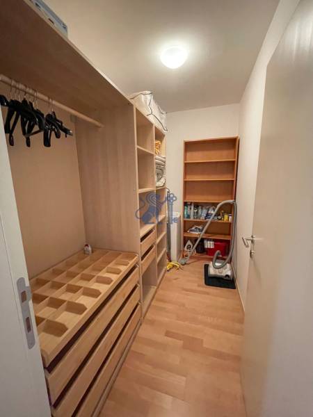 Na prenájom veľký 2- izb. byt na začiatku Koliby s terasou a wellness - Šatník s policami, vešiakmi a vysávačom na ulici Tupého, 2-izbový byt.