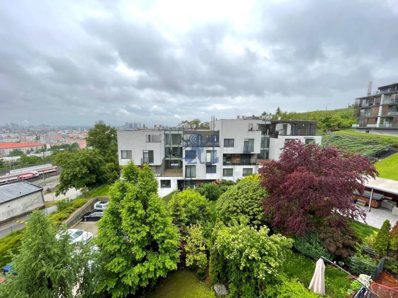 Na prenájom veľký 2- izb. byt na začiatku Koliby s terasou a wellness - Budova ponúka ubytovanie cez 2-izbový byt uprostred zelene na ulici Tupého.