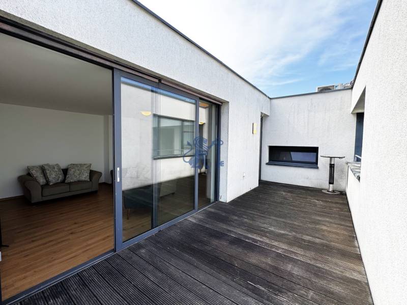 Na prenájom veľký 2- izb. byt na začiatku Koliby s terasou a wellness - Terasa 2-izbového bytu s drevenou podlahou a otvoreným vstupom z obývačky.